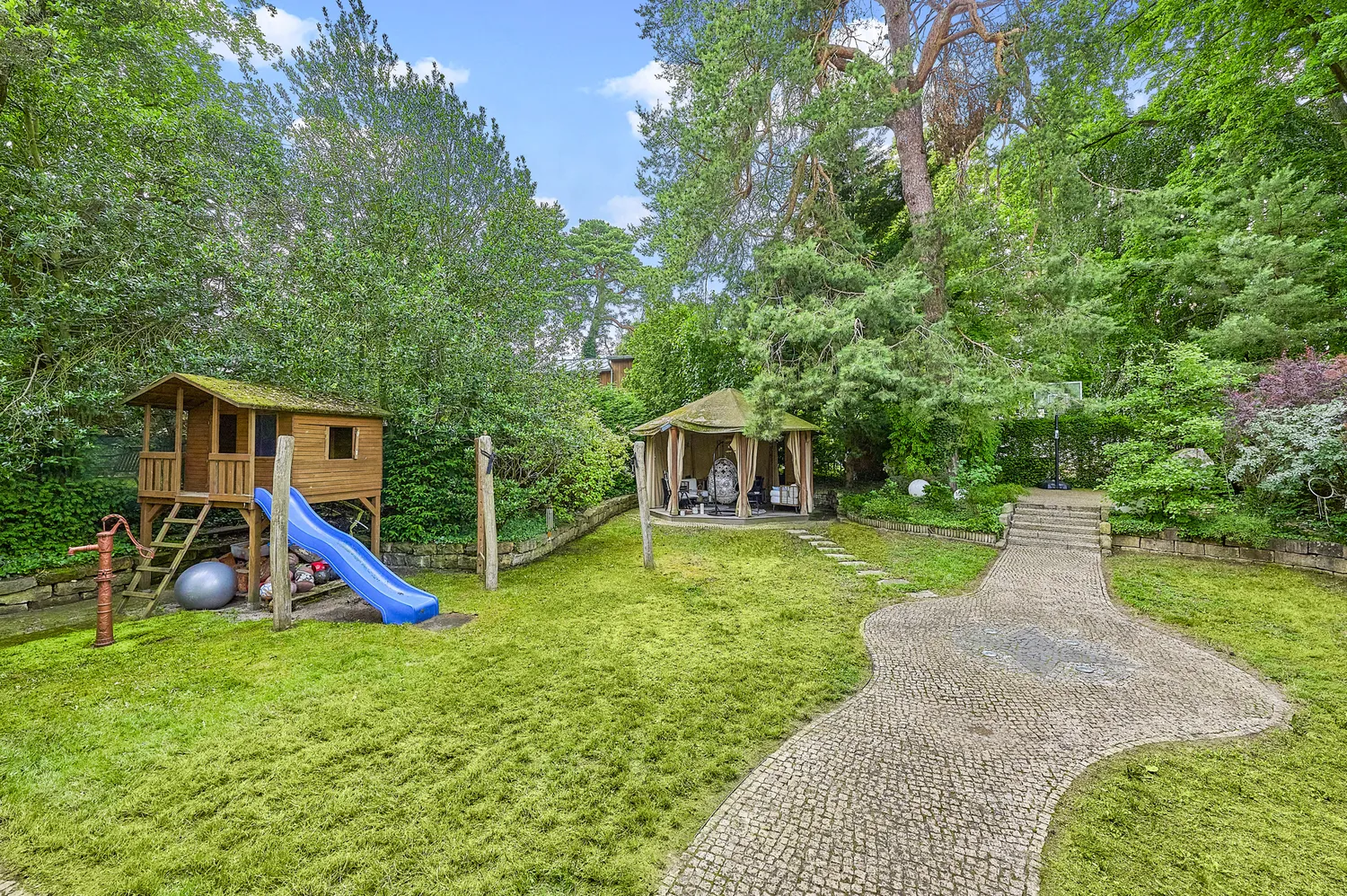 8 Zimmer Wohnung mit 407 m² in Berlin – Bild 2