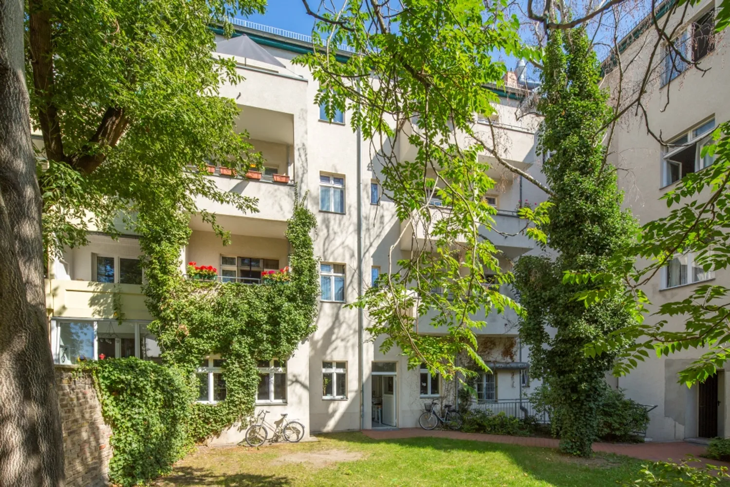 2 room apartment with 73 m² in Berlin – Photo 1
