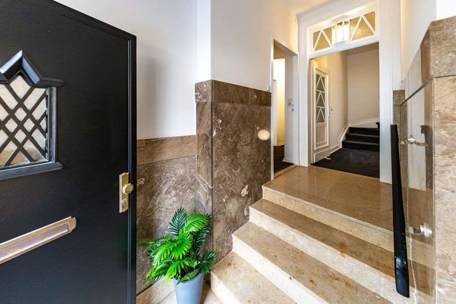 8 Zimmer Wohnung mit 323 m² in Düsseldorf – Bild 4
