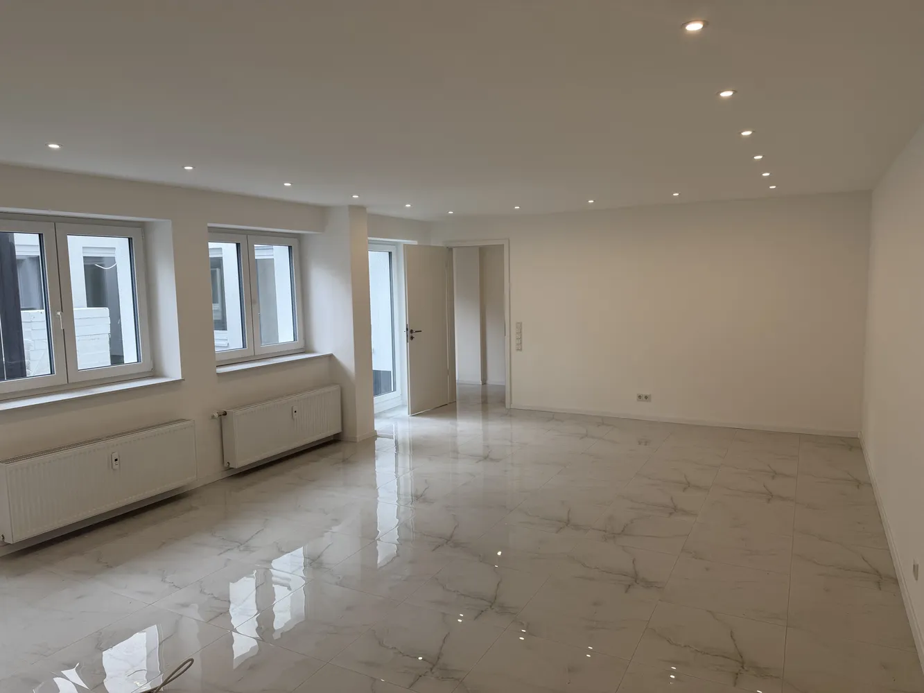 8 Zimmer Wohnung mit 328 m² in Düsseldorf – Bild 1