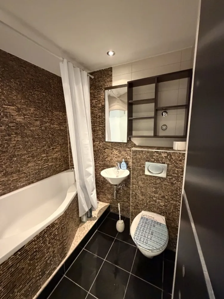 1 room apartment with 50 m² in Berlin – Photo 12