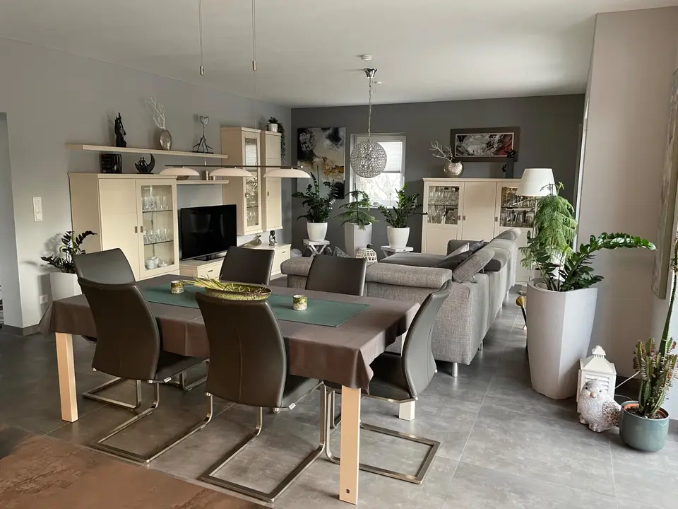 6 Zimmer Wohnung mit 170 m² in Saarbrücken – Bild 1