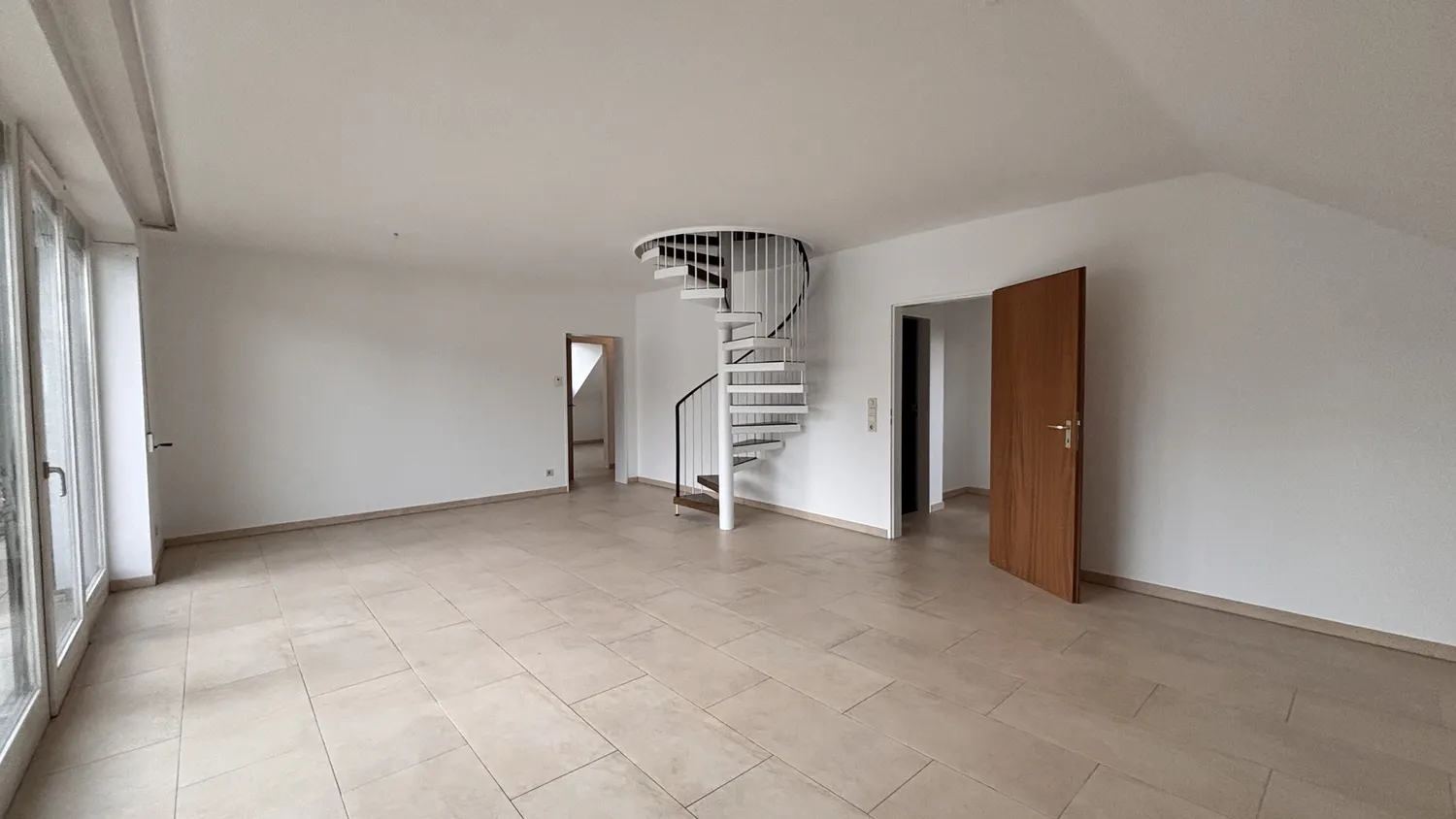 4 Zimmer Wohnung mit 138 m² in Düsseldorf – Bild 2