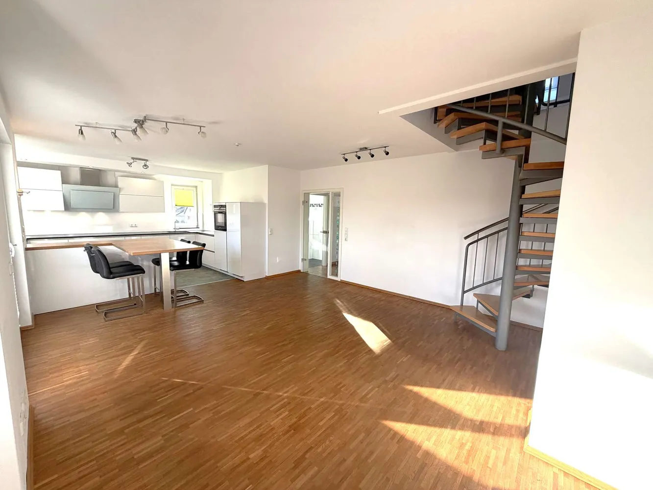 4 Zimmer Wohnung mit 106 m² in Köln – Bild 1