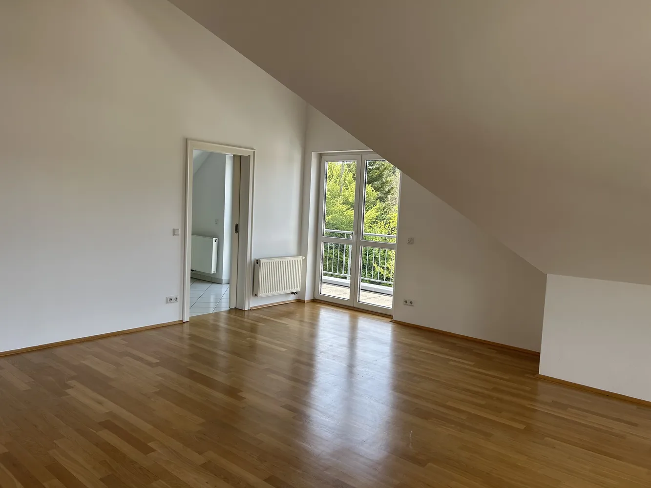 3 Zimmer Wohnung mit 100 m² in Wiesbaden – Bild 2