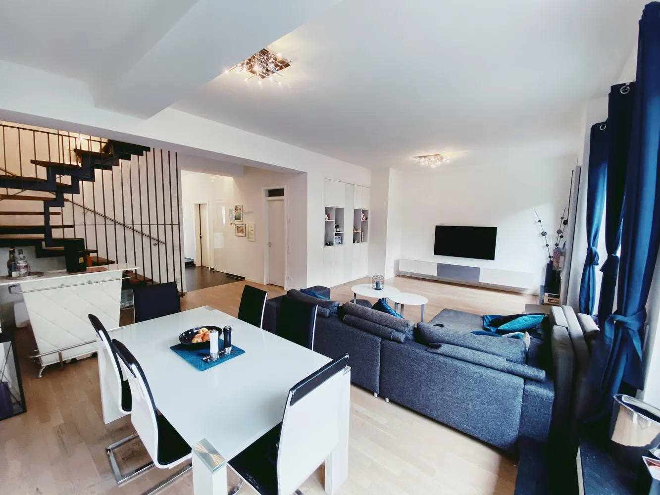 4 Zimmer Wohnung mit 154 m² in Köln – Bild 1