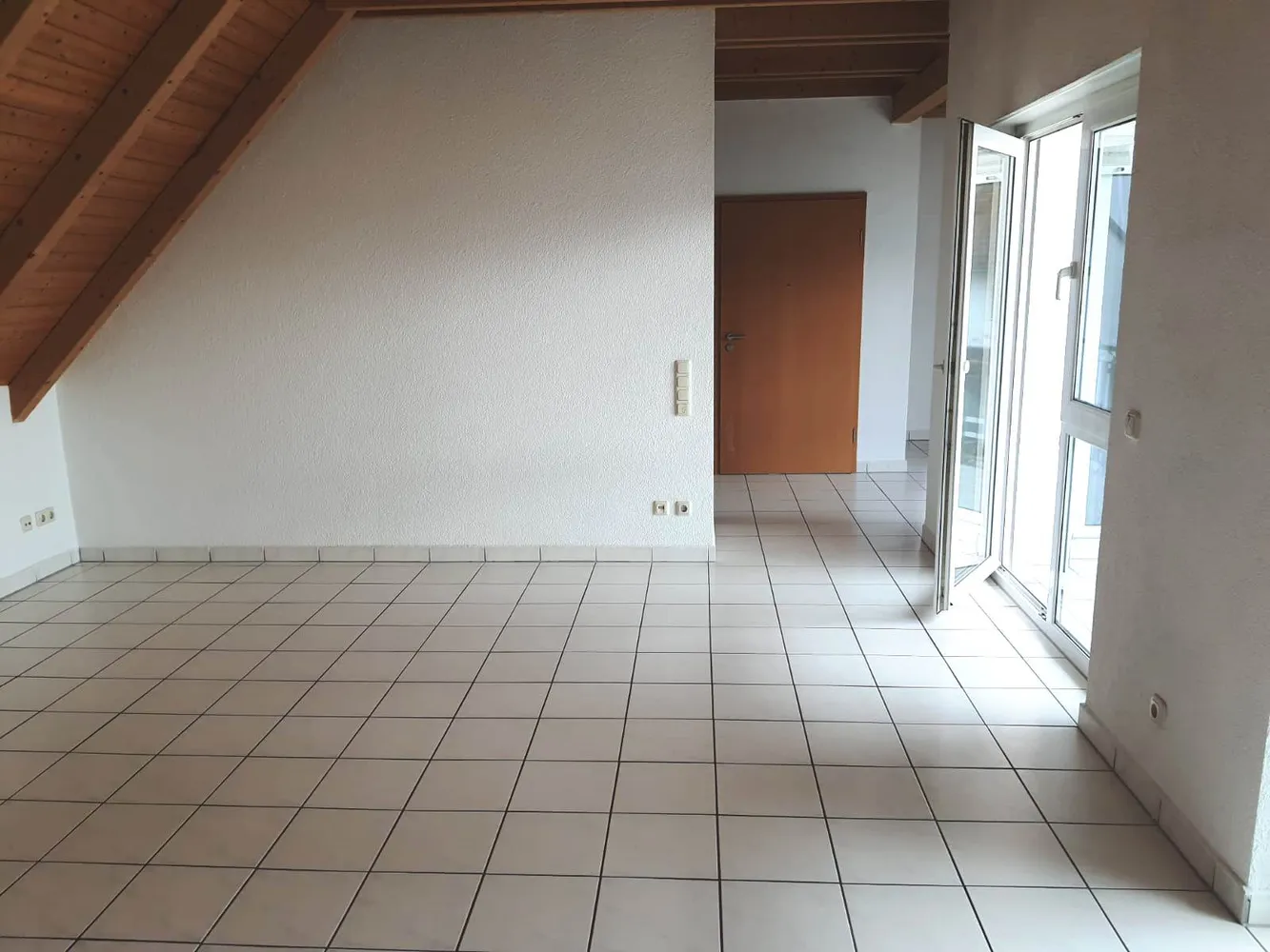 3 Zimmer Wohnung mit 102 m² in Wiesbaden – Bild 2