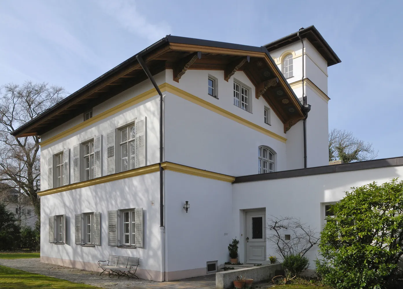 12 Zimmer Haus mit 365 m² in München – Bild 2