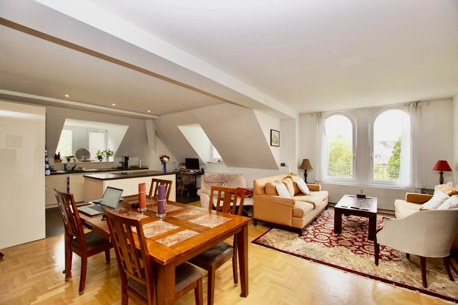5 Zimmer Wohnung mit 201 m² in Wiesbaden – Bild 1