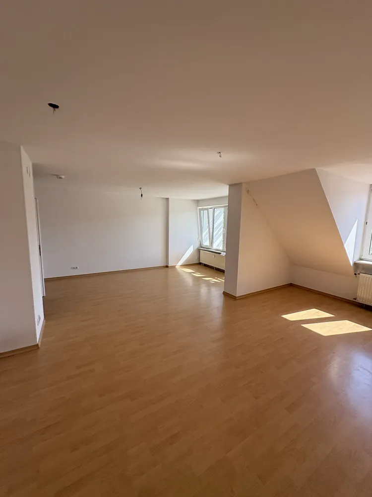 4 Zimmer Wohnung mit 122 m² in Regensburg – Bild 1