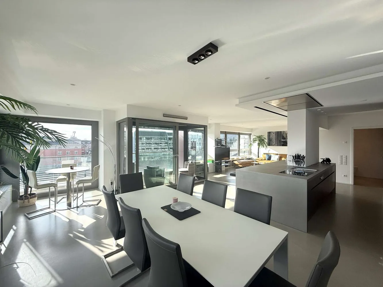 2 Zimmer Wohnung mit 133 m² in Köln – Bild 2