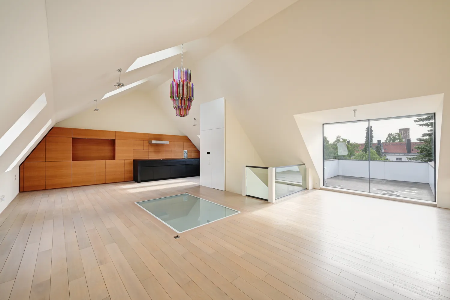 5 Zimmer Wohnung mit 261 m² in München – Bild 1
