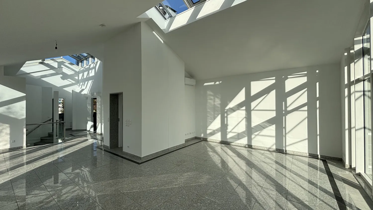 6 Zimmer Wohnung mit 236 m² in München – Bild 2