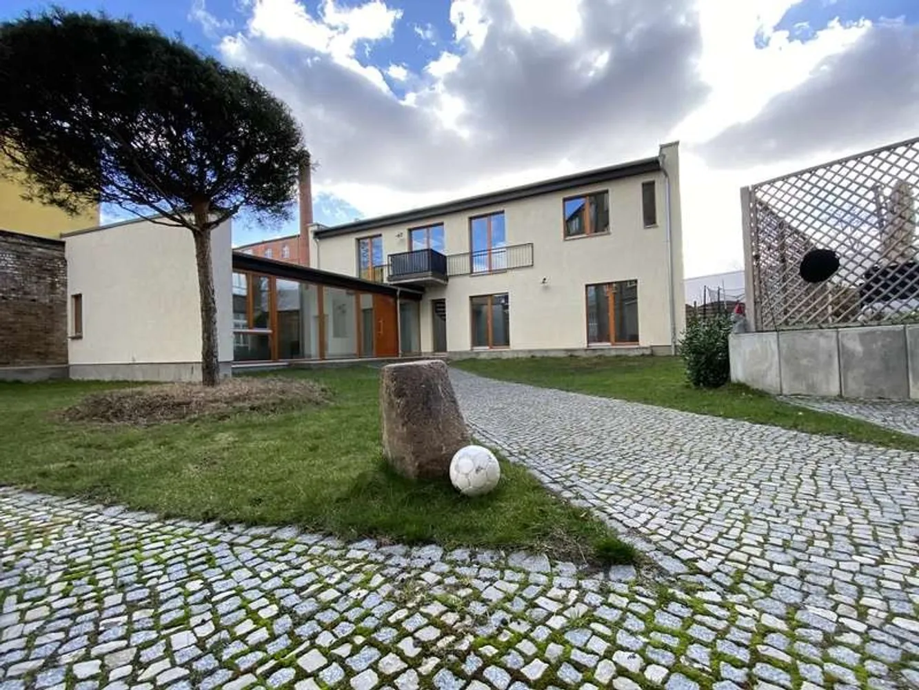 4 Zimmer Wohnung mit 161 m² in Berlin – Bild 1