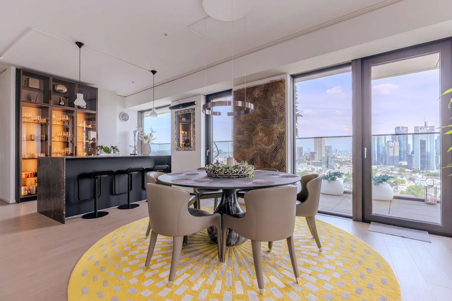 3 Zimmer Wohnung mit 142 m² in Frankfurt am Main – Bild 1