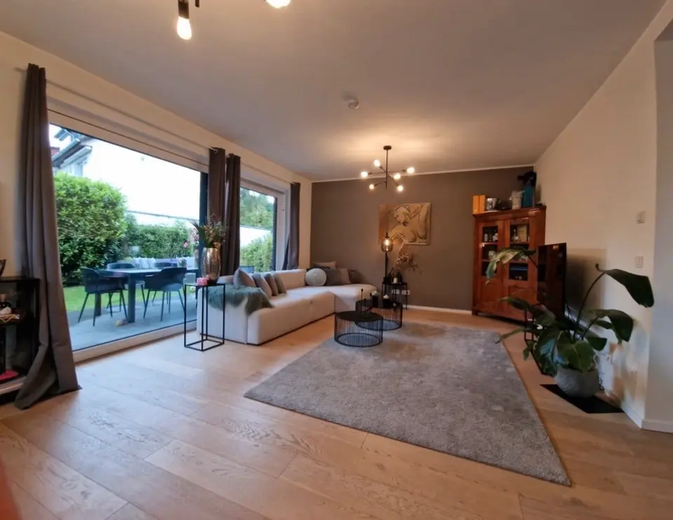 6 Zimmer Wohnung mit 180 m² in Norderstedt – Bild 1