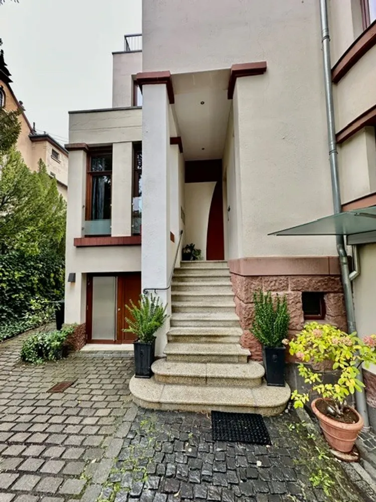 5 Zimmer Wohnung mit 201 m² in Wiesbaden – Bild 1