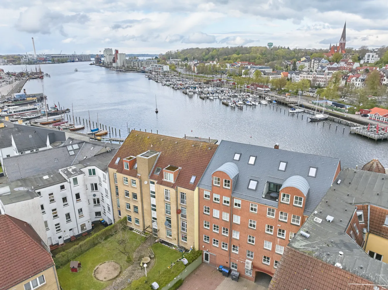 2 Zimmer Wohnung mit 176 m² in Flensburg – Bild 2