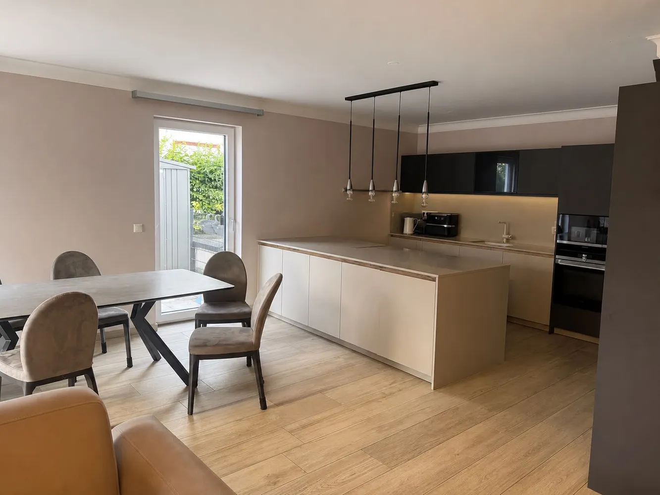 6 Zimmer Wohnung mit 178 m² in München – Bild 2
