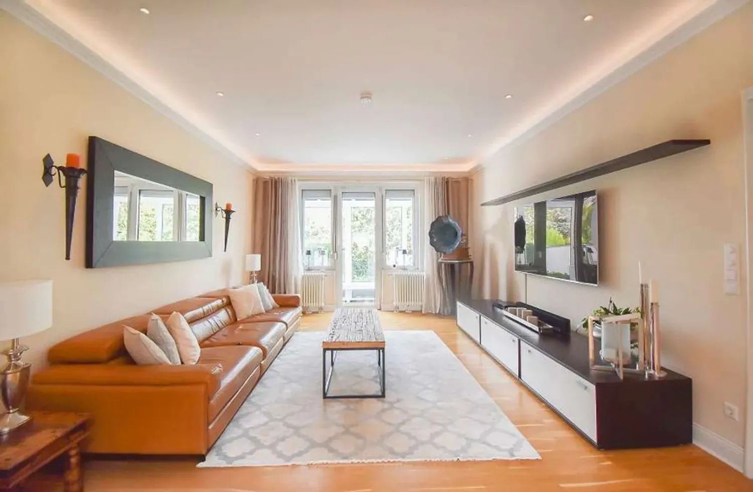 6 Zimmer Wohnung mit 230 m² in Hannover – Bild 1