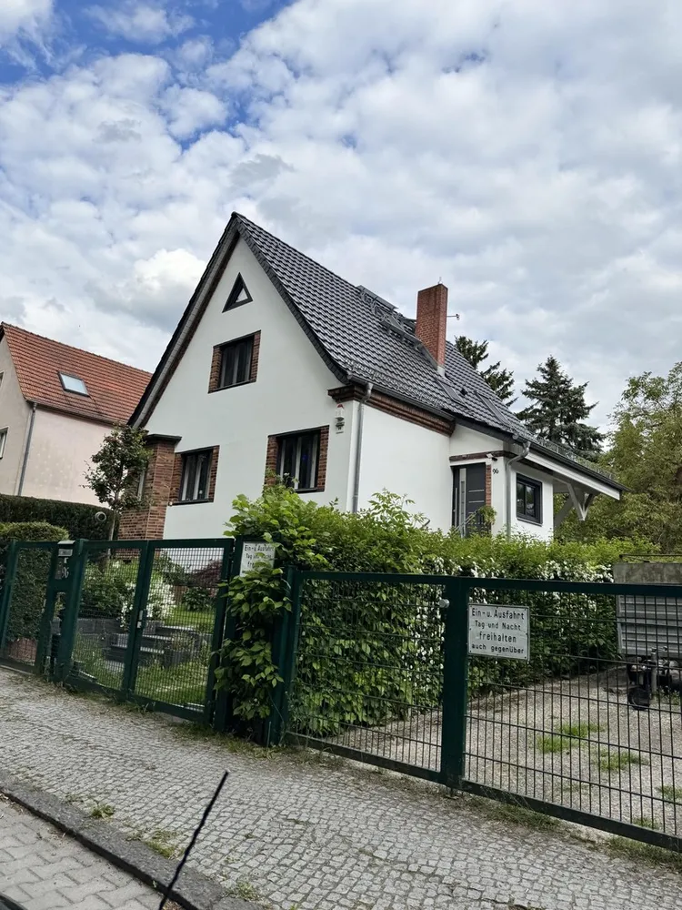 8 Zimmer Haus mit 215 m² in Berlin – Bild 1