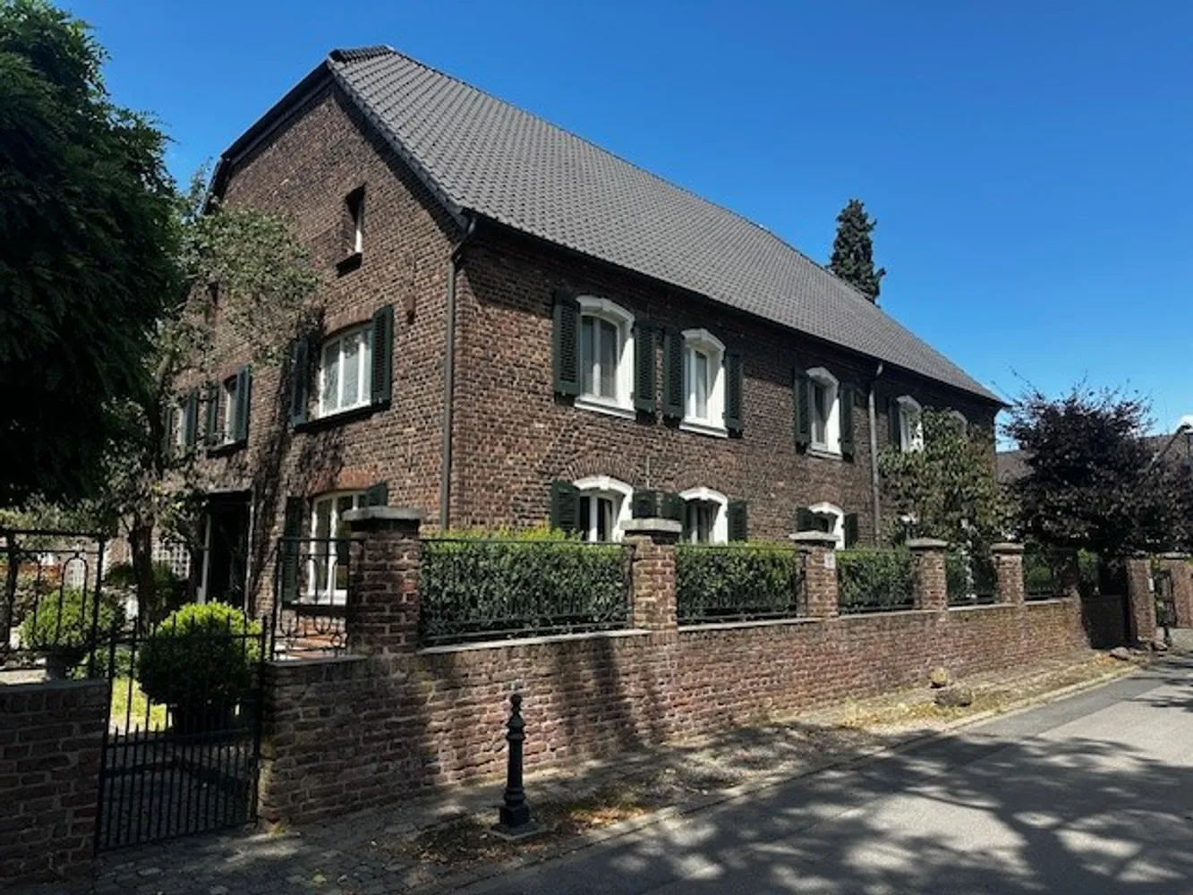 7 Zimmer Wohnung mit 211 m² in Duisburg – Bild 1