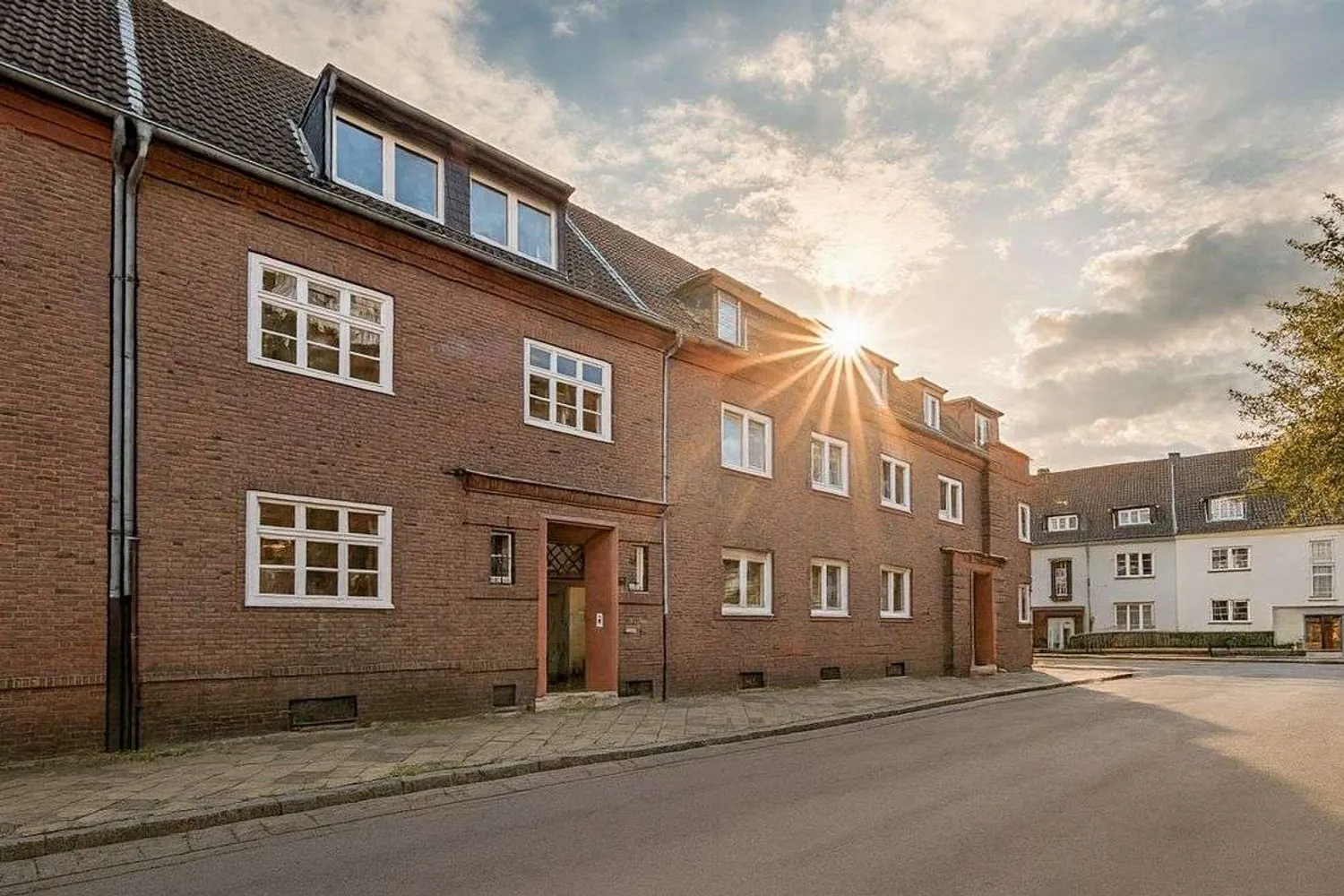 8 Zimmer Wohnung mit 323 m² in Düsseldorf – Bild 1