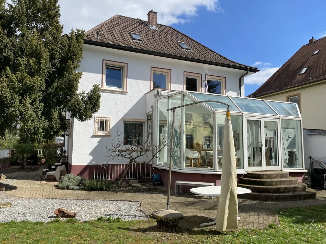 8 Zimmer Haus mit 275 m² in Ludwigshafen am Rhein – Bild 1
