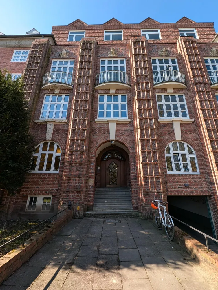 7 Zimmer Wohnung mit 261 m² in Hamburg – Bild 1