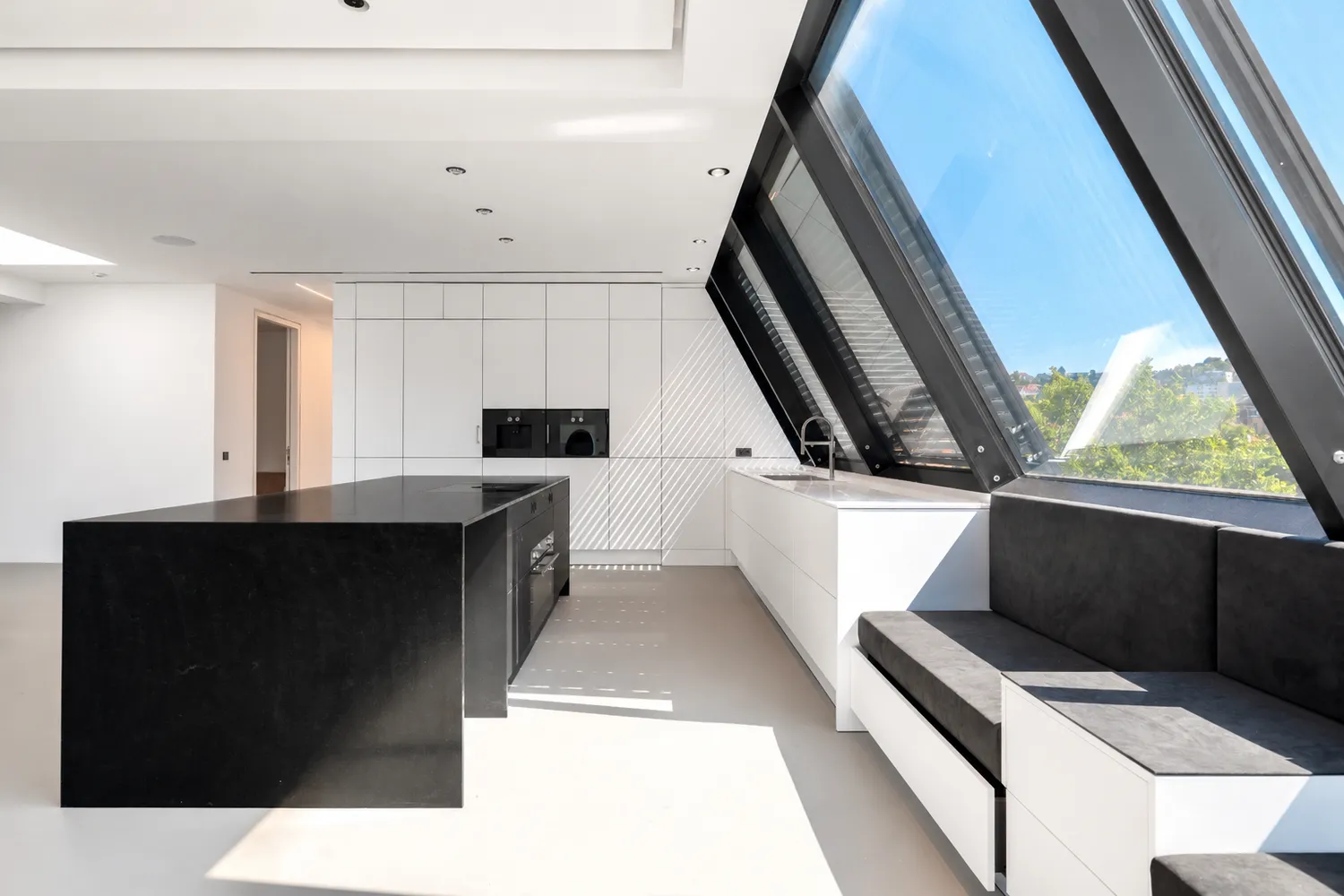5 Zimmer Wohnung mit 244 m² in Stuttgart – Bild 1