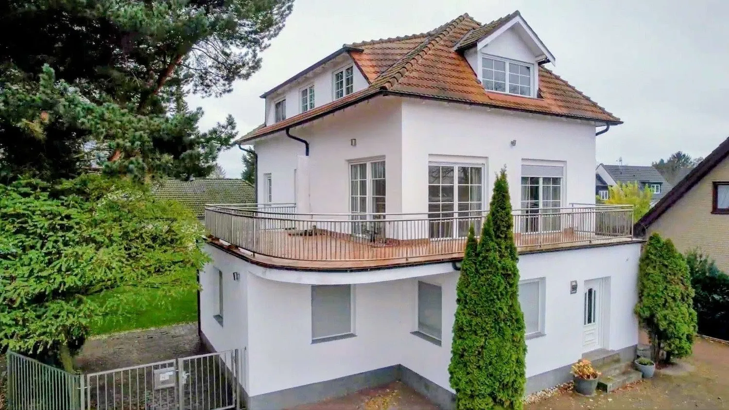 12 Zimmer Haus mit 302 m² in Berlin – Bild 1