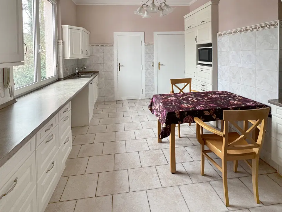 8 Zimmer Wohnung mit 215 m² in Wiesbaden – Bild 1