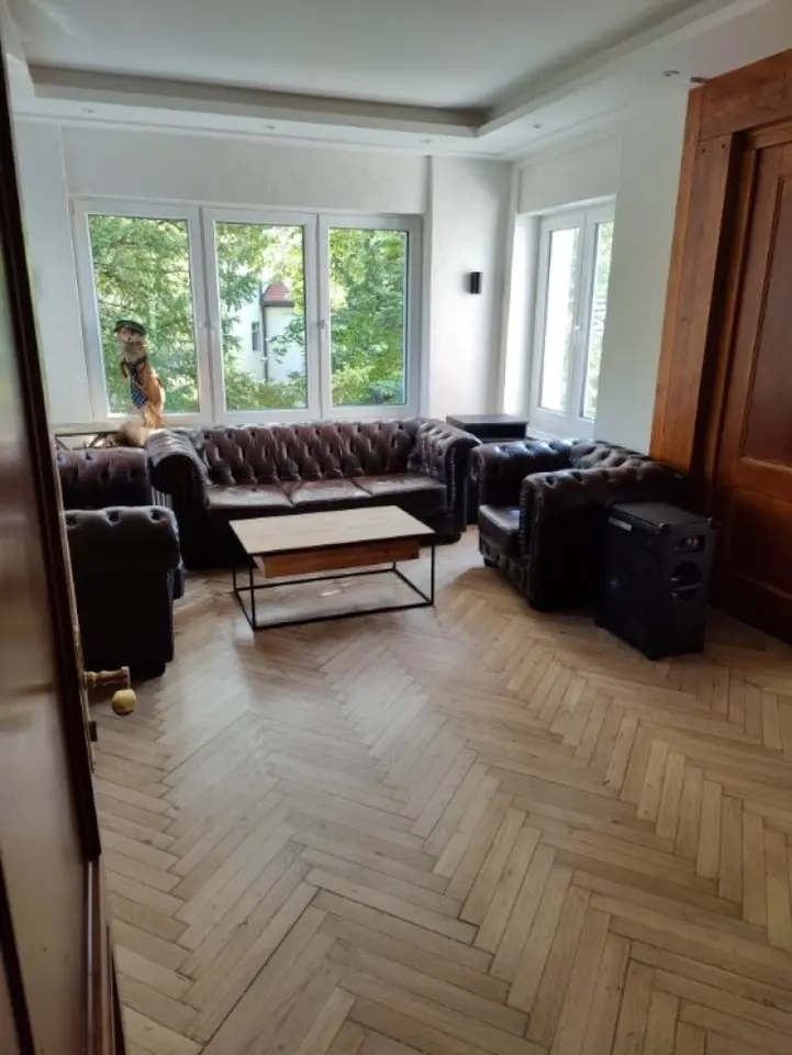 8 Zimmer Wohnung mit 221 m² in Stuttgart – Bild 1