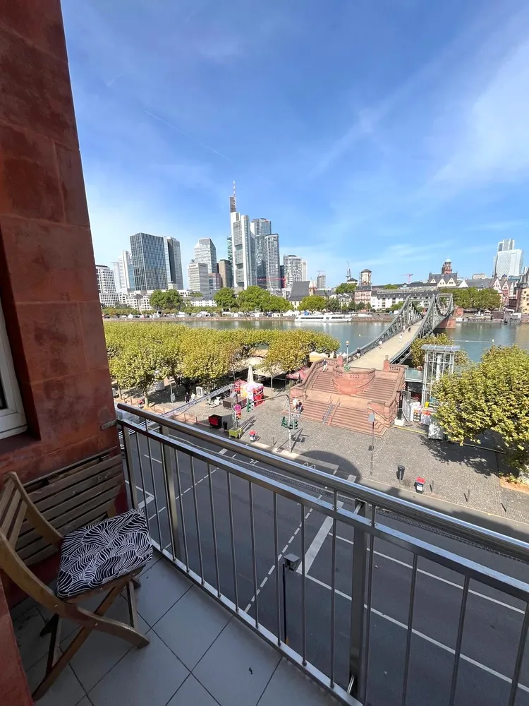 5 Zimmer Wohnung mit 145 m² in Frankfurt am Main – Bild 1