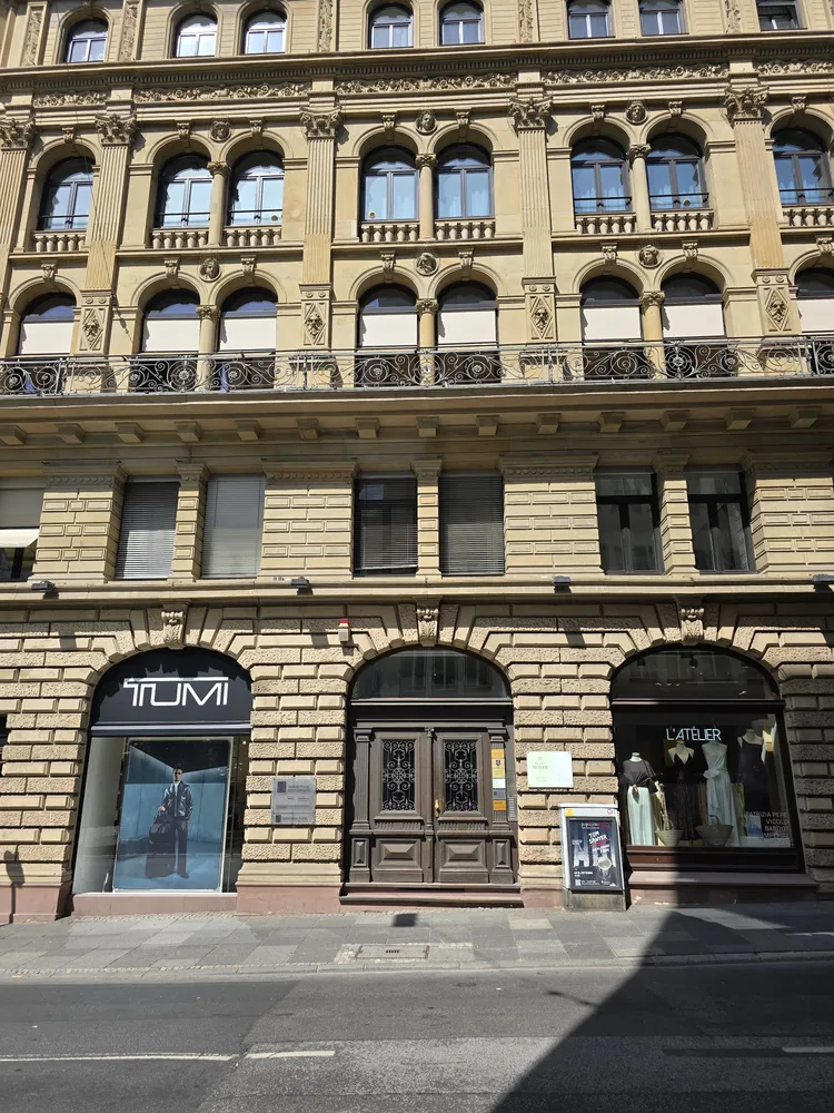 2 Zimmer Wohnung mit 110 m² in Frankfurt am Main – Bild 1