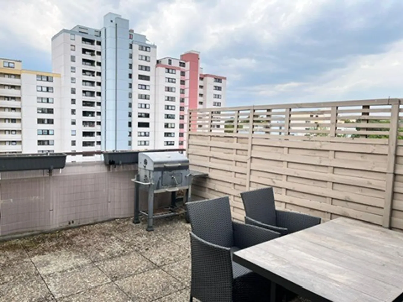 4 Zimmer Wohnung mit 145 m² in Wiesbaden – Bild 1