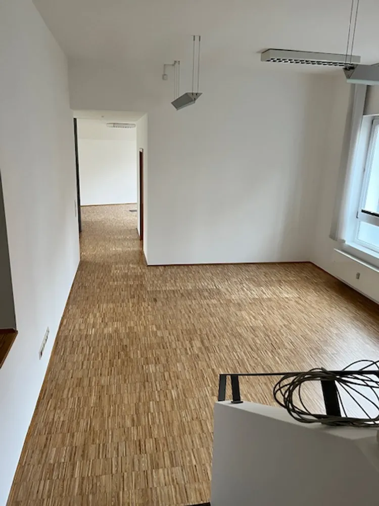 5 Zimmer Wohnung mit 180 m² in Würzburg – Bild 2