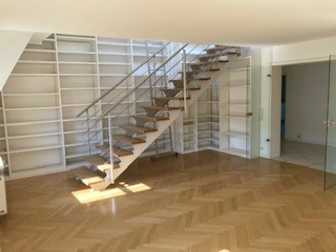 8 Zimmer Wohnung mit 275 m² in München – Bild 1