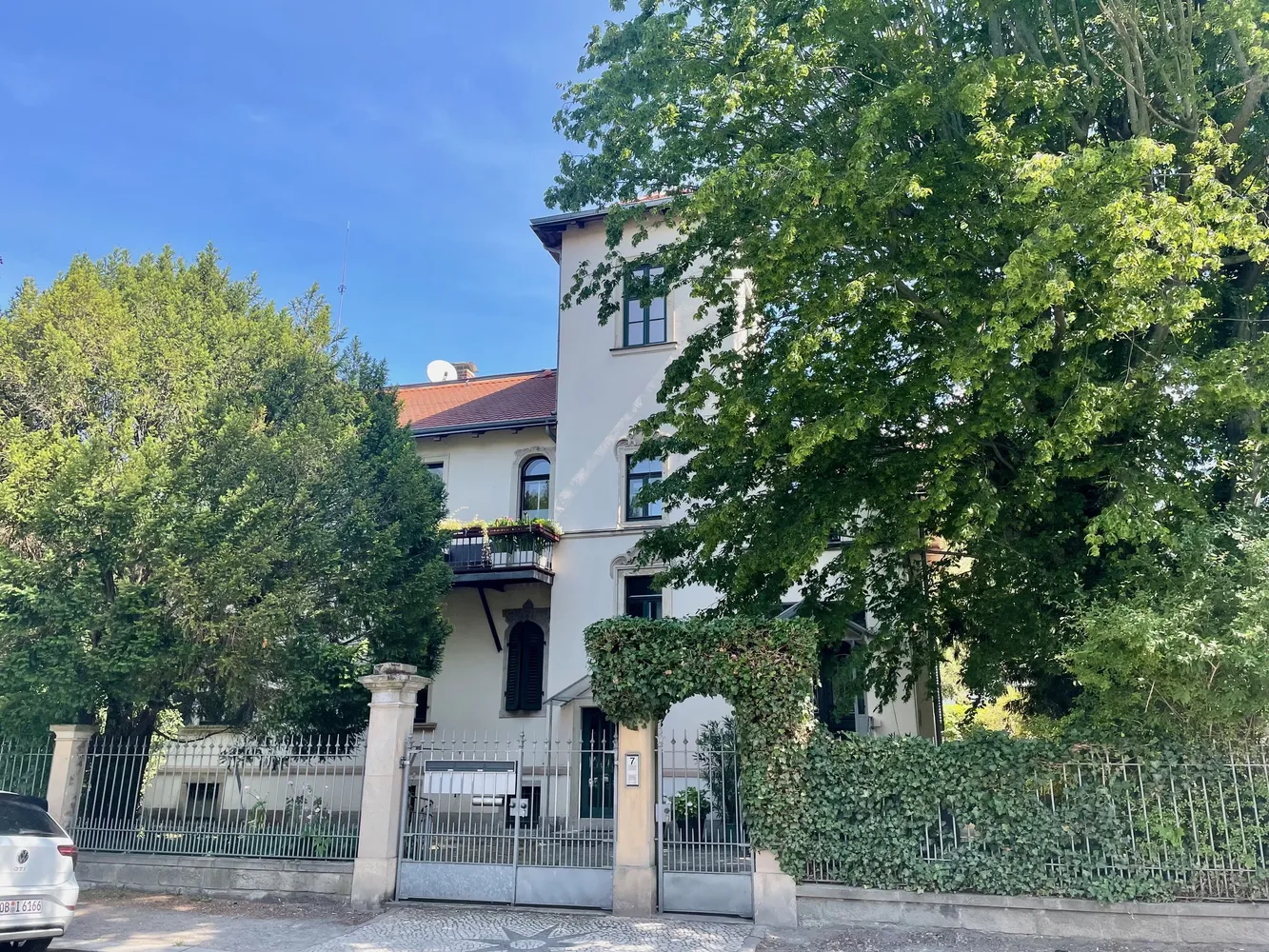 4 Zimmer Wohnung mit 148 m² in Dresden – Bild 1