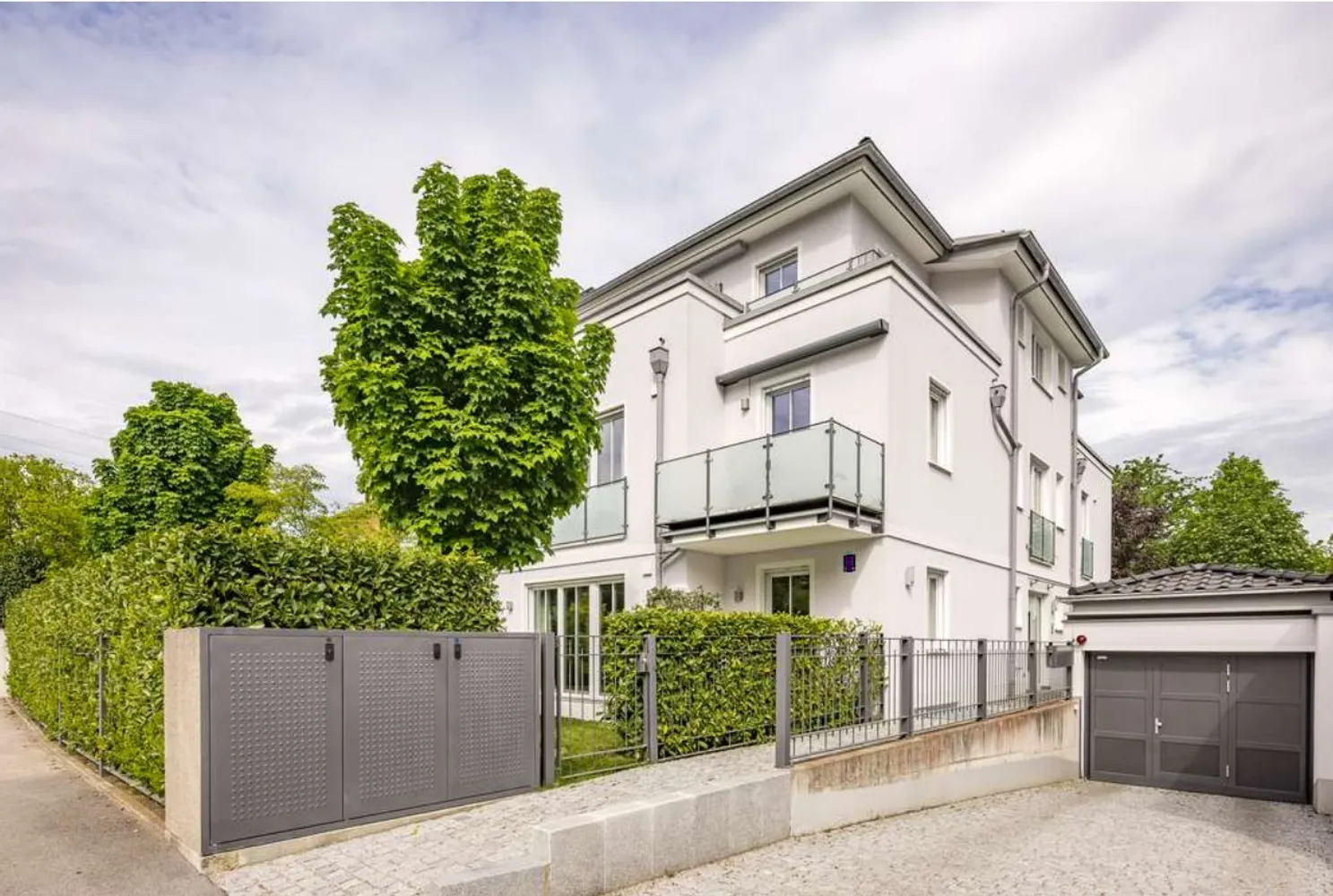 4 Zimmer Wohnung mit 181 m² in München – Bild 1
