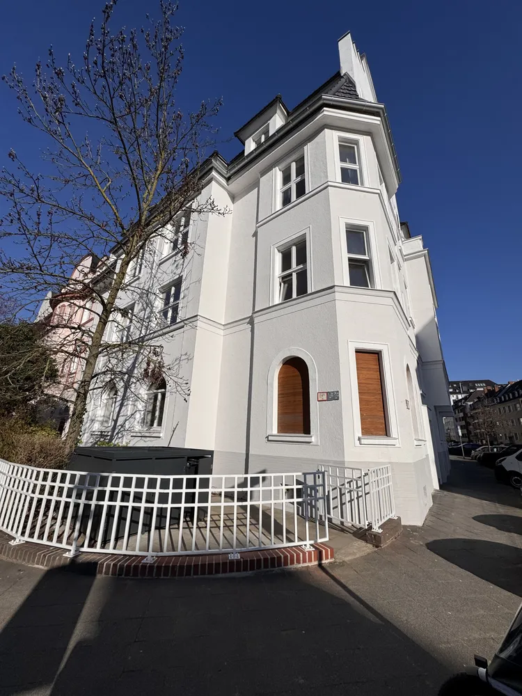 8 Zimmer Wohnung mit 202 m² in Düsseldorf – Bild 2