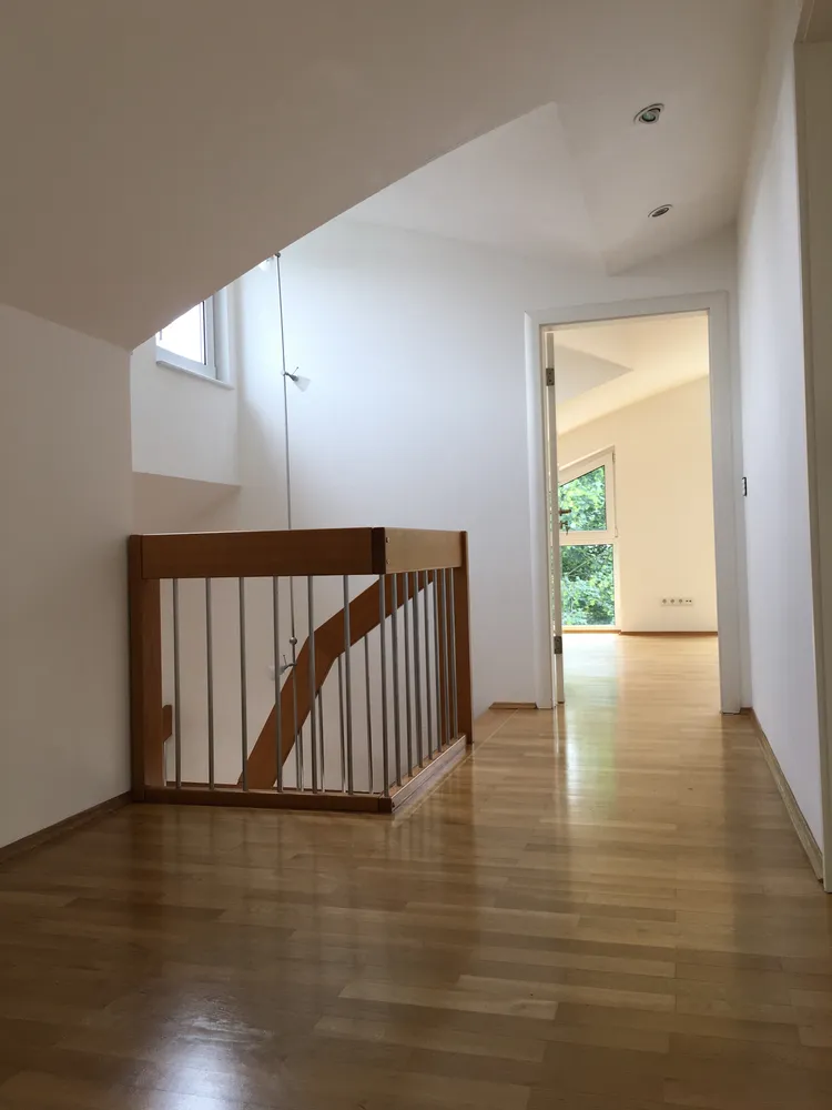 9 Zimmer Wohnung mit 270 m² in Oberursel (Taunus) – Bild 1