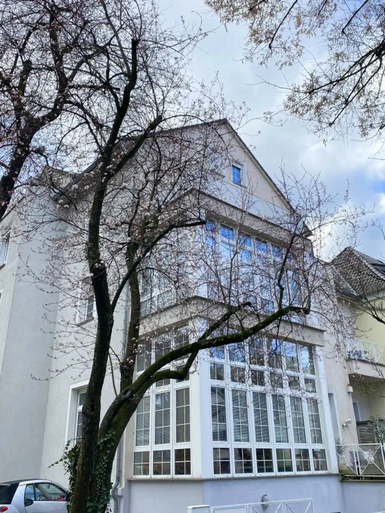 4 Zimmer Wohnung mit 140 m² in Wiesbaden – Bild 1
