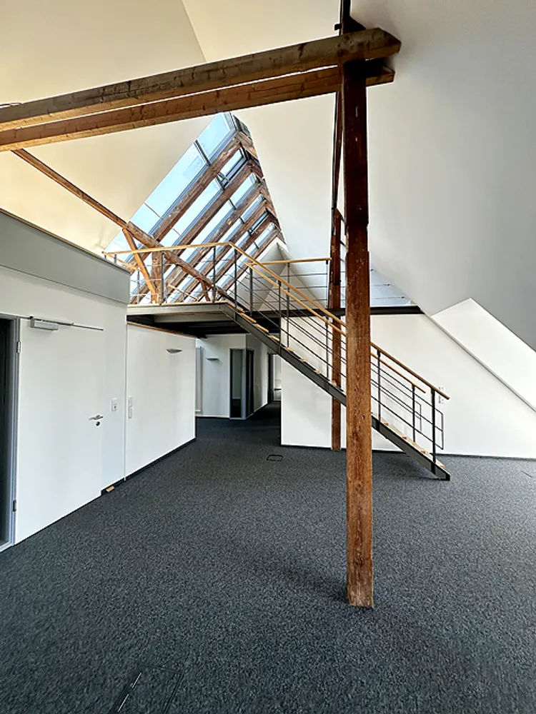 6 Zimmer Wohnung mit 267 m² in Hamburg – Bild 1