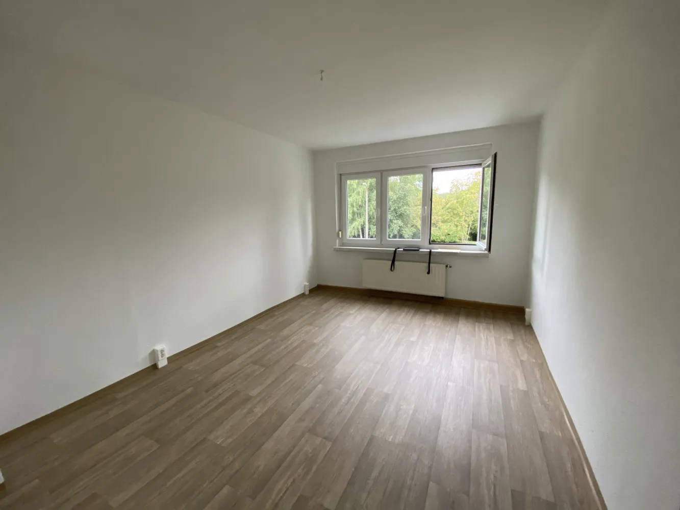 4 Zimmer Wohnung mit 75 m² in Suhl – Bild 1