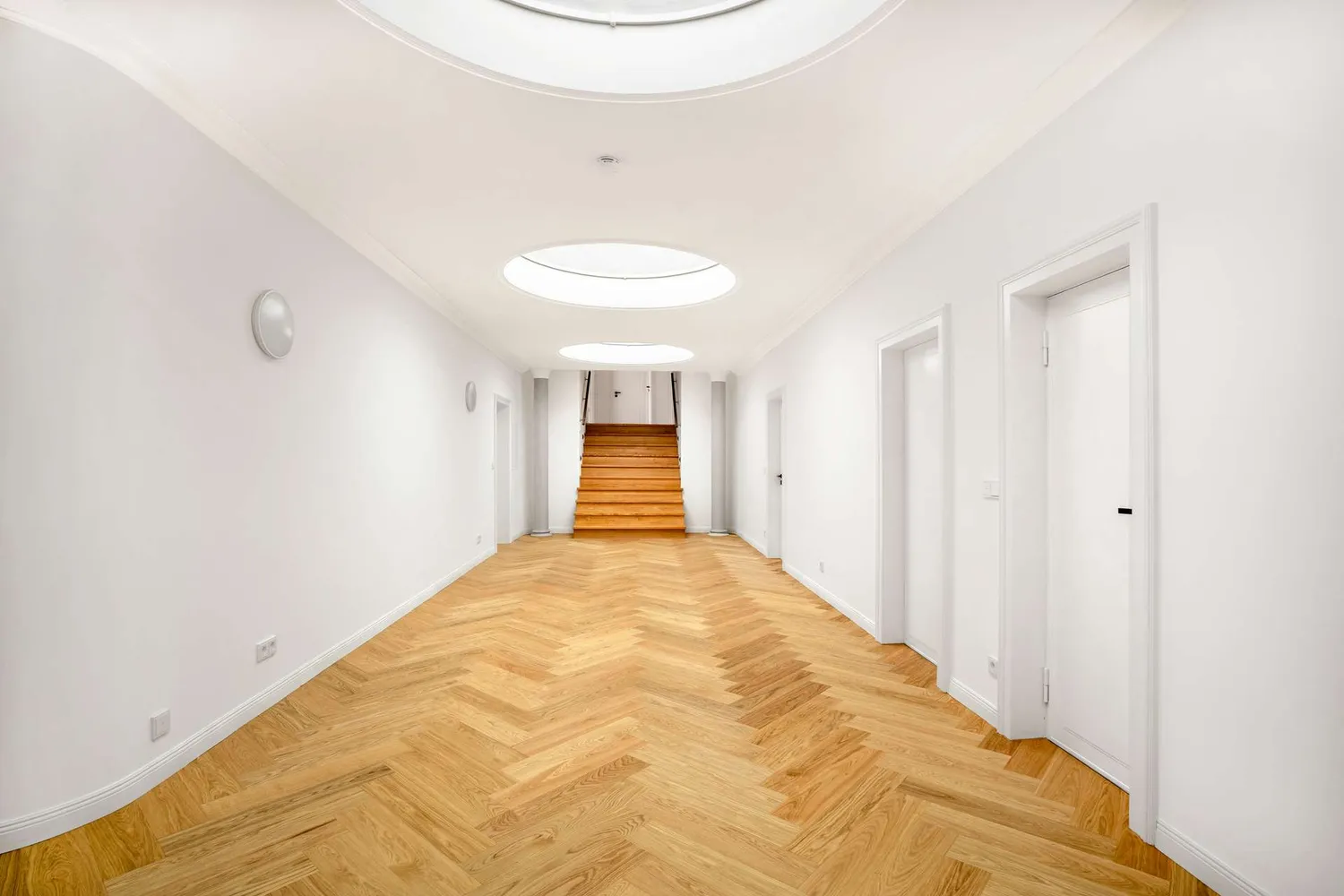 7 Zimmer Wohnung mit 399 m² in München – Bild 2