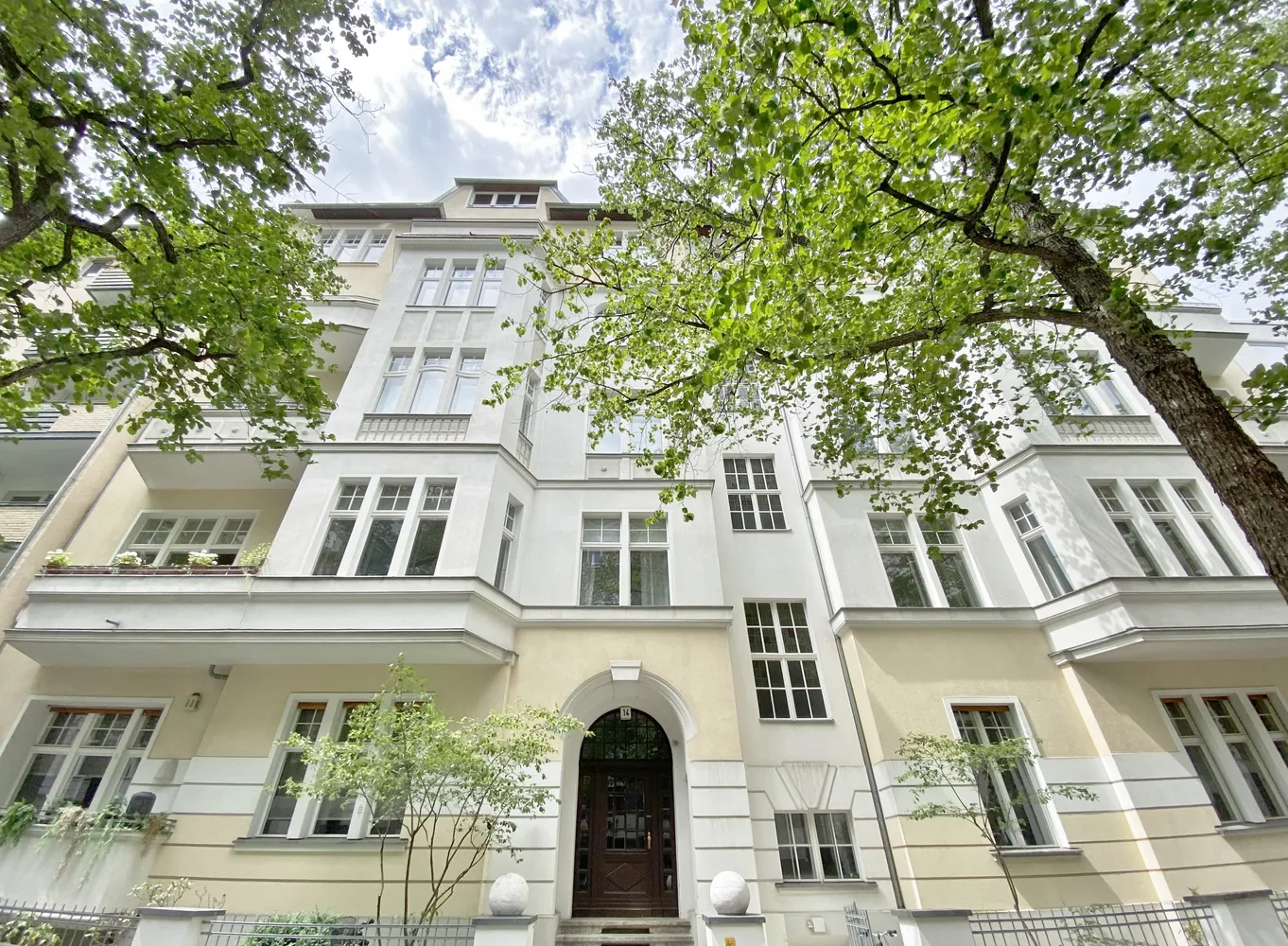 6 room apartment with 212 m² in Berlin – Photo 1