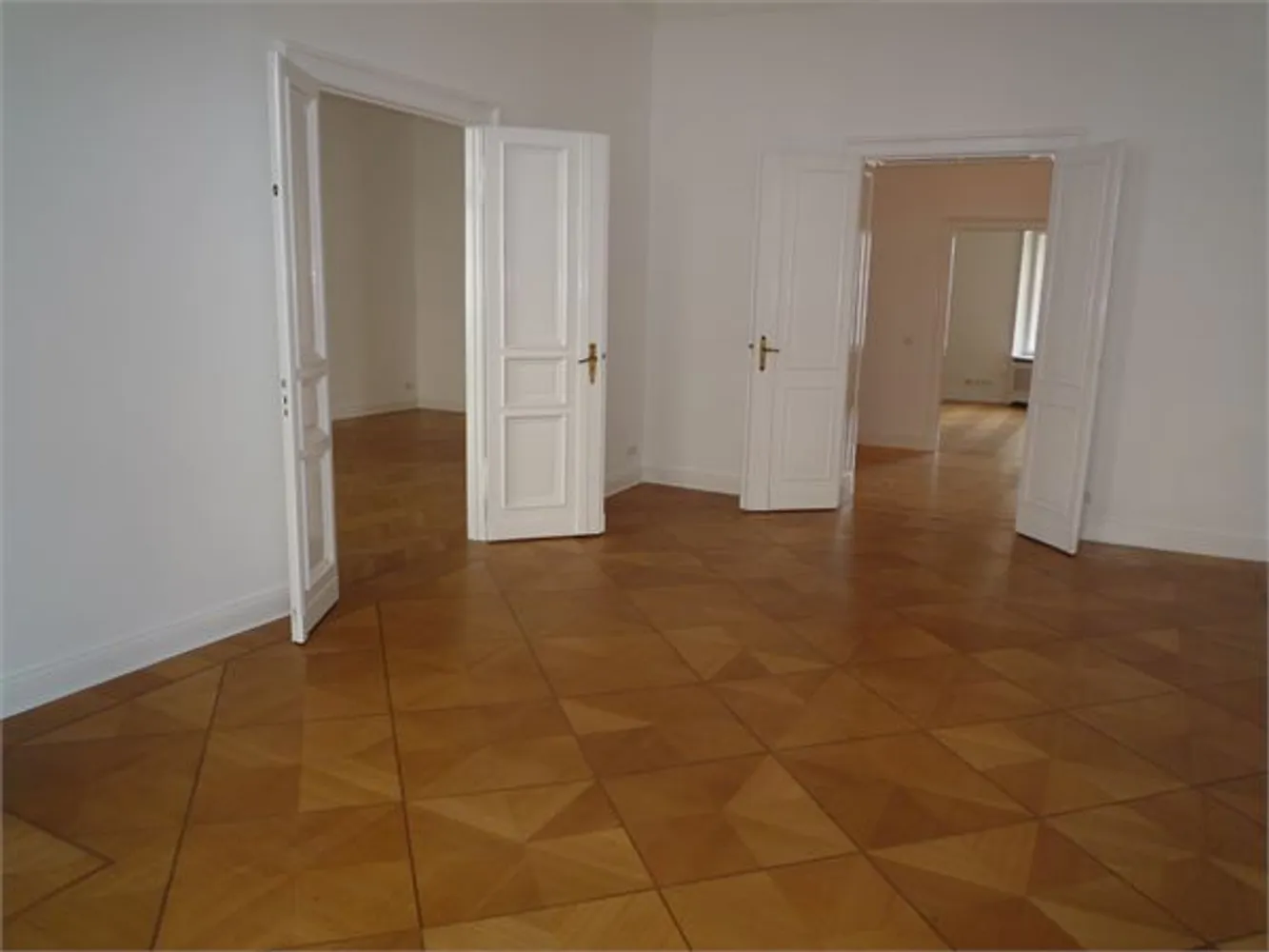 6 Zimmer Wohnung mit 242 m² in Berlin – Bild 4