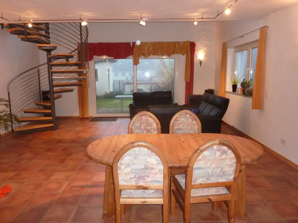 6 Zimmer Wohnung mit 225 m² in Kaiserslautern – Bild 1