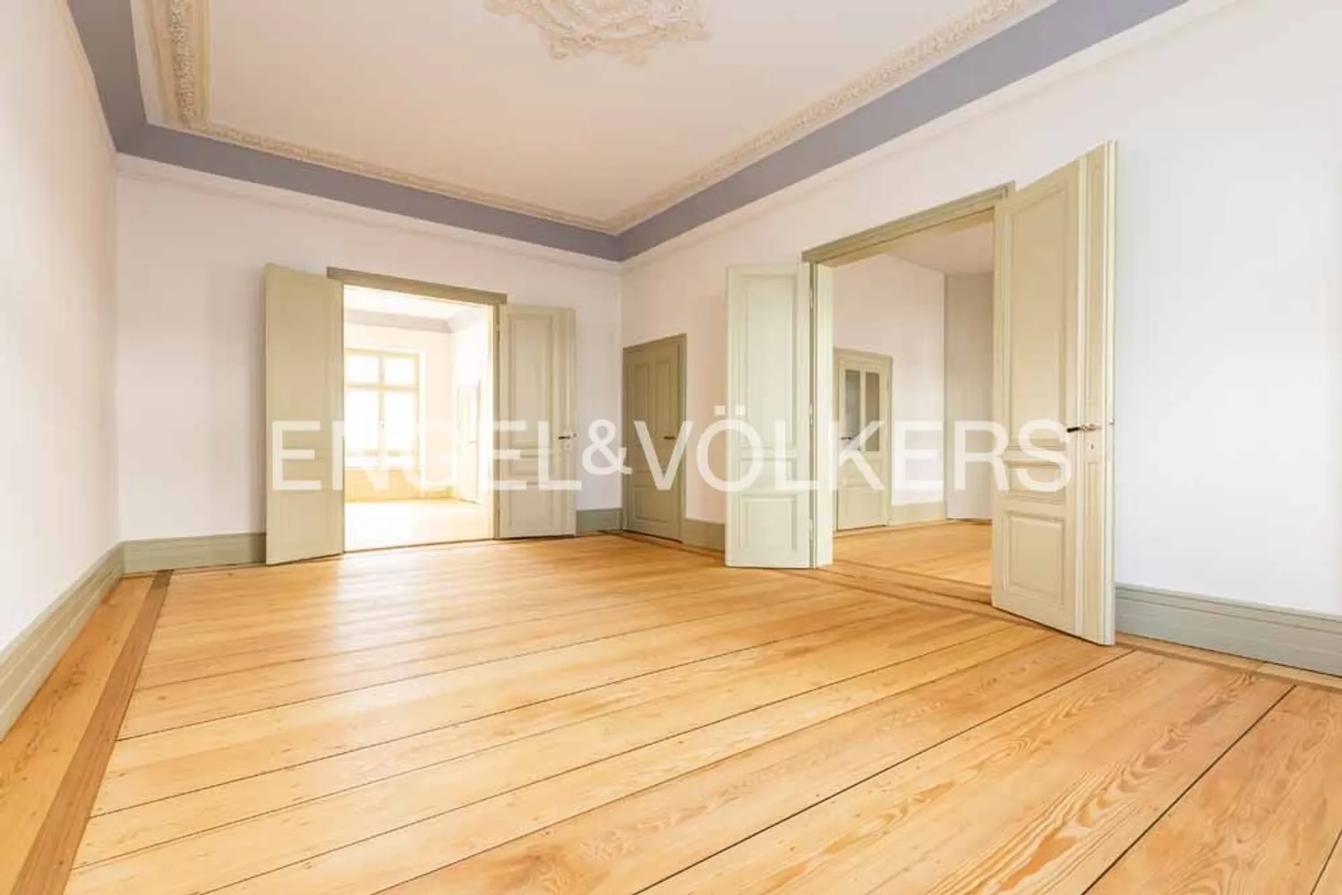 5 Zimmer Wohnung mit 175 m² in Frankfurt am Main – Bild 1